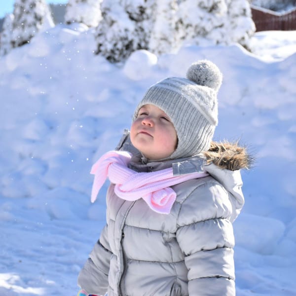 New England weather in one day can be mild and then cold & bitter the next. Learn how to dress in New England during the winter. Wearing a hat and a scarf will help keep you and your kids warm. 