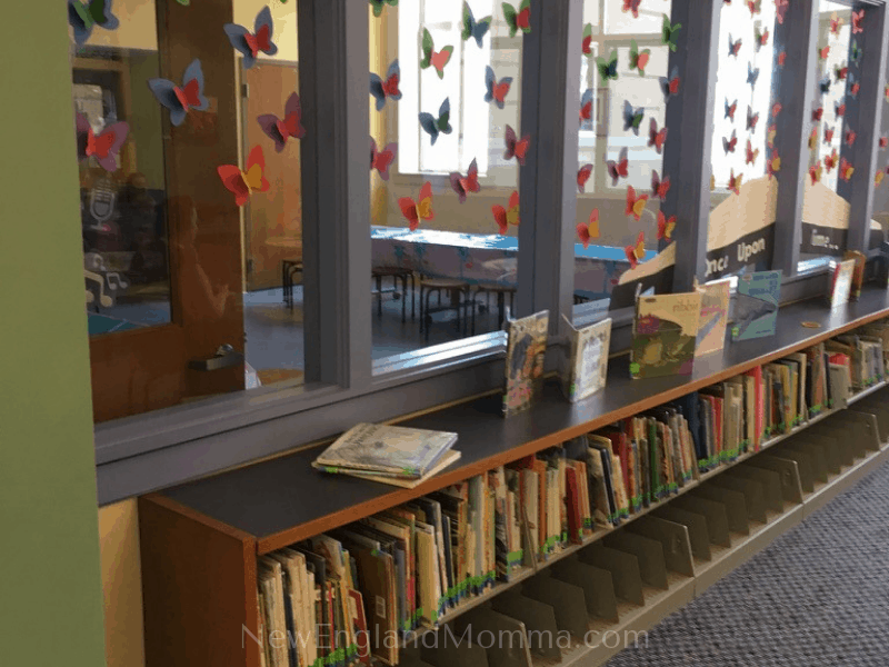 Going to the library is free and 8 other reasons why you should be adding a visit to your local library! From books to personal computers, child activities and fun events. #library #daytrip #funtodo